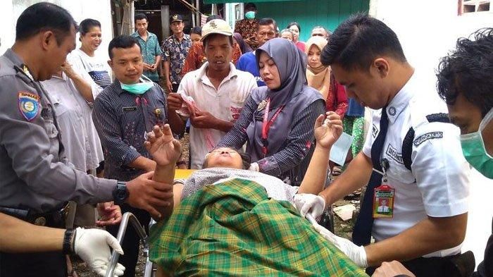 KOMPAS.COM/FADLAN MUKHTAR ZAIN
Petugas Puskesmas Jatilawang merujuk pasien ODGJ di Desa Tunjung, Kecamatan Jatilawang, Kabupaten Banyumas, Jawa Tengah, Selasa (11/2/2020)