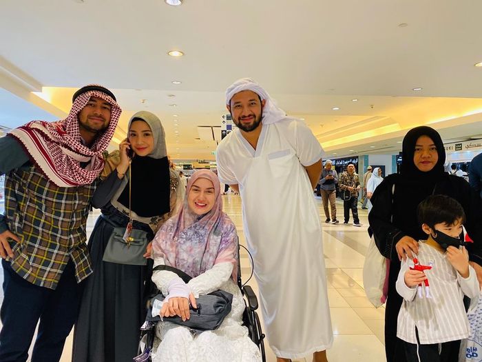 Penampilan Irish Bella dan Nagita Slavina saat ketemu di Mekkah