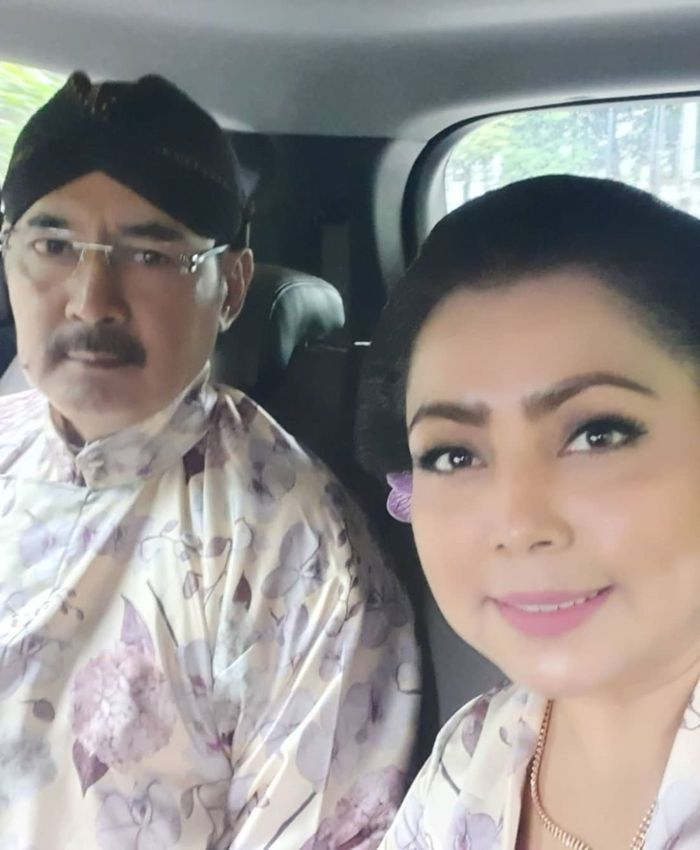 Penampilan anggung Mayangsari istri Bambang Trihatmodjo saat menghadiri acara pernikahan Danny Rukmana cucu Soeharto