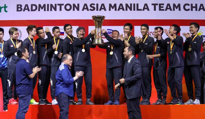 Tim bulu tangkis putra Indonesia berfoto usai meraih titel Kejuaraan Beregu Asia 2020 di Manila, Filipina, Minggu (16/2/2020).