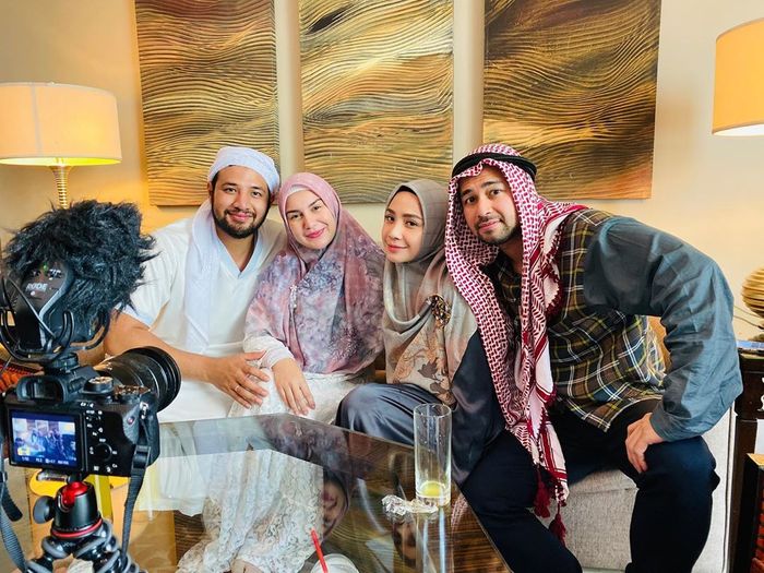 Irish Bella dan Nagita Slavina kompak pakai hijab motif