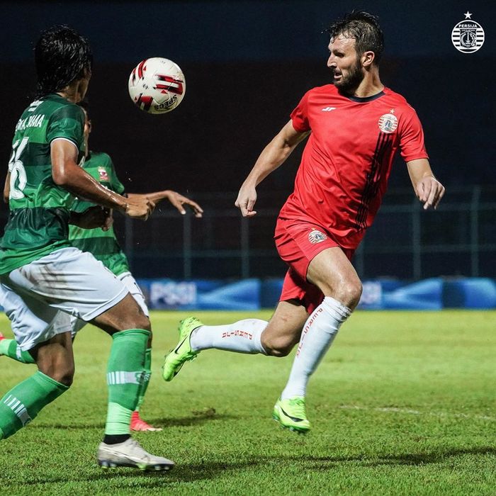 Aksi Marco Motta saat membela Persija Jakarta melawan Madura United pada semifinal Piala Gubernur Jatim 2020.