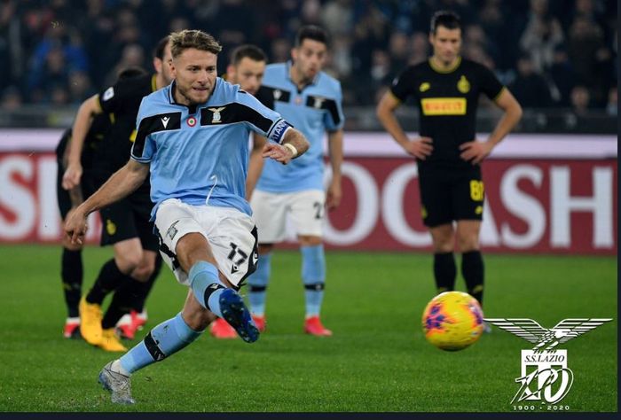 Ciro Immobile mencetak gol Lazio lewat penalti ke gawang Inter Milan dalam laga Serie A di Olimpico, 16 Februari 2020.