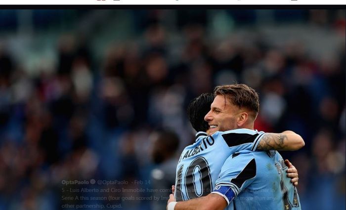 Striker Lazio, Ciro Immobile (kanan), memeluk Luis Alberto.