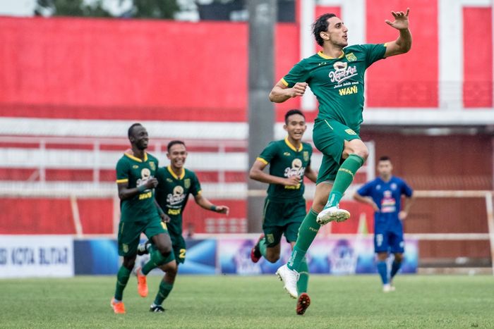 Gelandang asing Persebaya Surabaya, Mahmoud Eid, merayakan gol yang dicetaknya ke gawang Arema FC pada semifinal Piala Gubernur Jatim 2020.