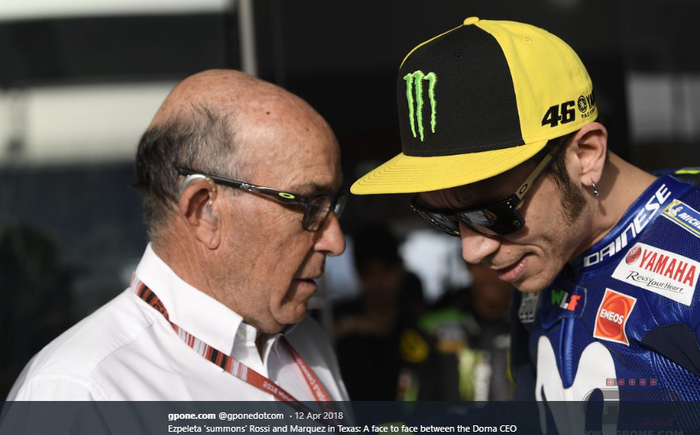 Bos MotoGP alias CEO Dorna Sports, Carmelo Ezpeleta (kiri), berbicara dengan Valentino Rossi.