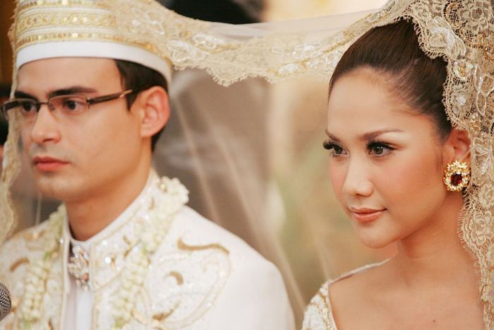 Penampilan serasi Bunga Citra Lestari (BCL) dan Ashraf Sinclair saat momen pernikahan kenakan busana serba putih yang serasi