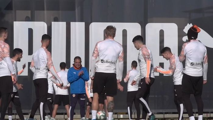 Pelatih kebugaran tim Valencia CF, Javier Minano, dalam sesi latihan tim.