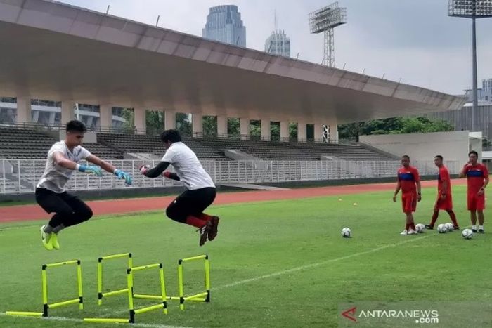 Penjaga gawang timnas Indonesia, Nadeo Argawinata (paling kiri) saat mengikuti pemusatan latihan.