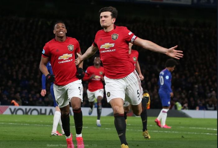 Kapten Manchester United, Harry Maguire, melakukan selebrasi usai membobol Chelsea pada laga Liga Inggris, Senin (17/2/2020).