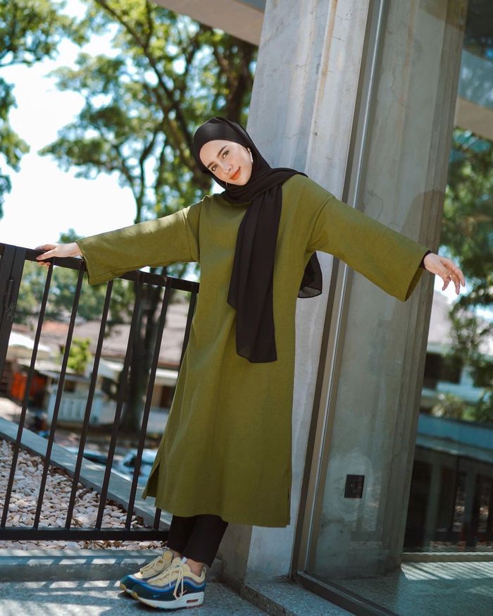 7 Ide Gaya Hijab Modis dengan Warna Hijau  Olive  Adem dan 