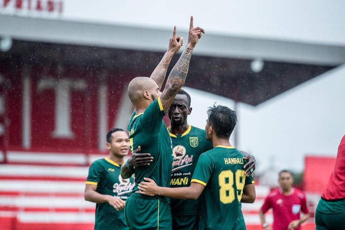 Selebrasi penyerang David Aparecido da Silva setelah mencetak gol penyeimbang pada laga melawan Arema FC di Stadion Soeprijadi, Blitar sore ini. Persebaya menutup paro pertama semifinal Piala Gubernur Jatim 2020 dengan keunggulan 2-1 atas Arema.