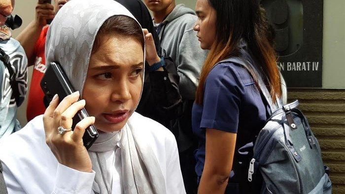 Penyanyi Rossa selepas melayat <a href='https://pontianak.tribunnews.com/tag/ashraf-sinclair' title='Ashraf Sinclair'>Ashraf Sinclair</a> di rumah duka di kawasan Pejaten, Jakarta Selatan, Selasa (18/2/2020)
