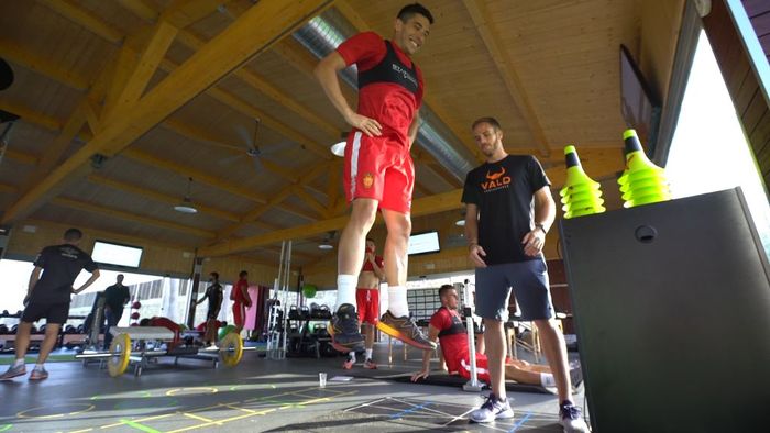 Pemain RCD Mallorca saat melakukan tes kekuatan lompatan.
