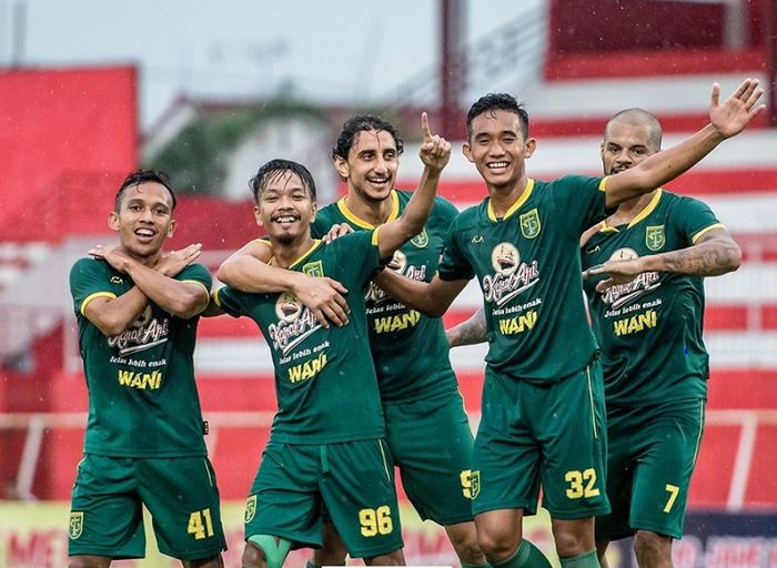 Sejumlah pemain Persebaya Surabaya selebrasi usai menang 4-2 atas Arema FC dalam semifinal Piala Gubernur Jatim 2020 di Stadion Soepriadi, Kota Blitar, Selasa (18/2/2020) sore WIB.