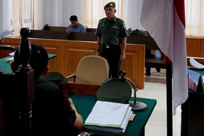Terdakwa Letkol April mendengarkan penasehat hukumnya membacakan pledoi di Pengadilan Militer Tinggi - I Medan, Kamis (13/2/2020)