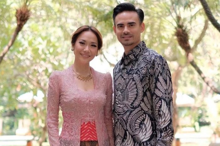 BCL terlihat menatap nanar foto sang suami, Ashraf Sinclair yang baru saja dimakamkan di pemakaman San Diego Hills, Karawang, Jawa Barat, Selasa (18/2/2020).