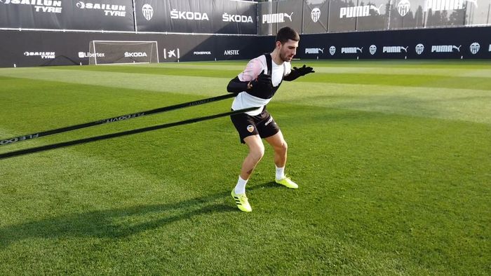 Pemain Valencia CF, Cristiano Piccini, saat menjalani sesi latihan individual dengan mengenakan rompi GPS.