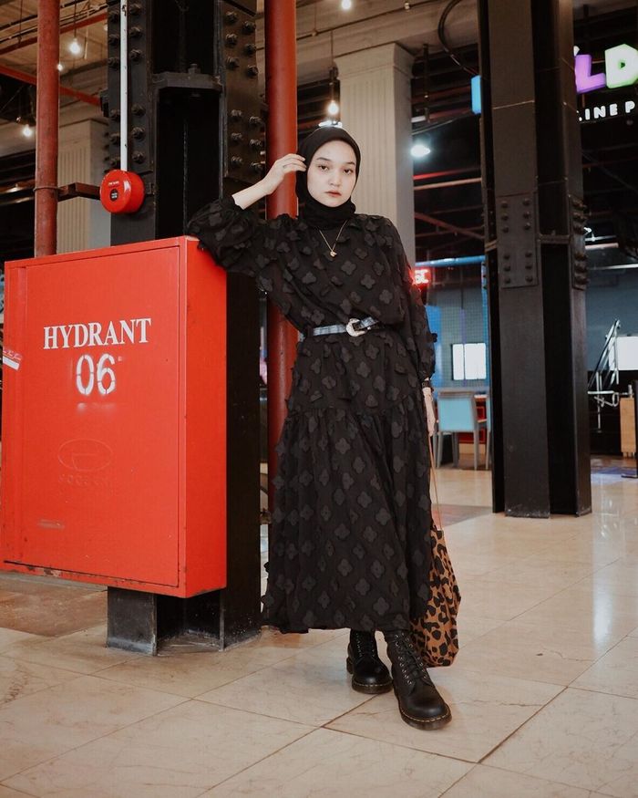 5 Cara Pakai Dress Hijab Warna Hitam Supaya Kelihatan Lebih Modis