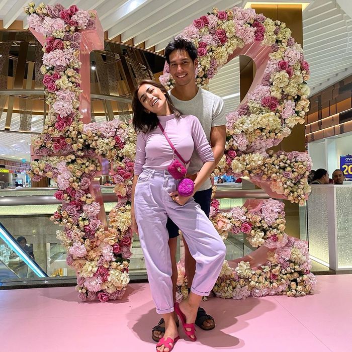 Pakai OOTD Warna Ala Permen Karet, Ini Total Harga Tas Mungil dan Sandal yang Dipakai Jessica Iskandar!