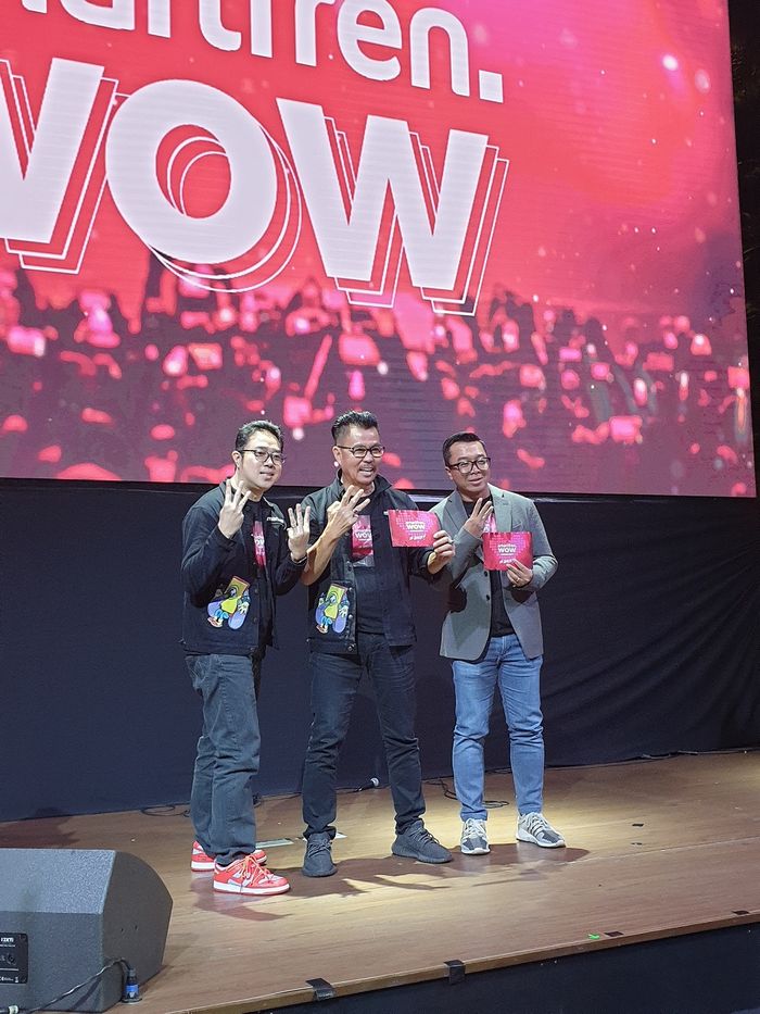 (Ki-Ka) Chief Brand Officer Smartfren Roberto Saputra, bersama Deputy CEO Smartfren Djoko Tata Ibrahim, dan juga Indra Yudhistira Direktur PT. Visual Indomedia Produksi, dalam acara peluncuruan Smartfren WOW Concert 2020.