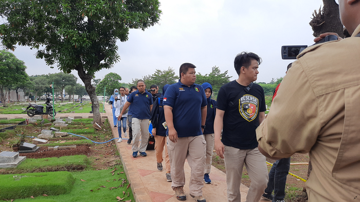 Rombongan tim ahli forensik saat tiba di TPU Tanah Kusir, Jakarta Selatan untuk melakukan proses autopsi terhadap jenazah anak Karen Pooroe, Rabu (19/2/2020).