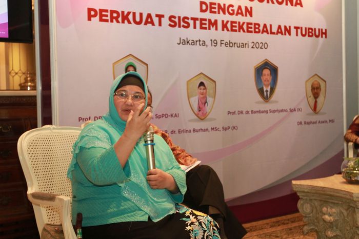 dr Erlina Burhan, M.Sc, SpP (K), saat menjelaskan cara mencegah virus Corona yang efektif.