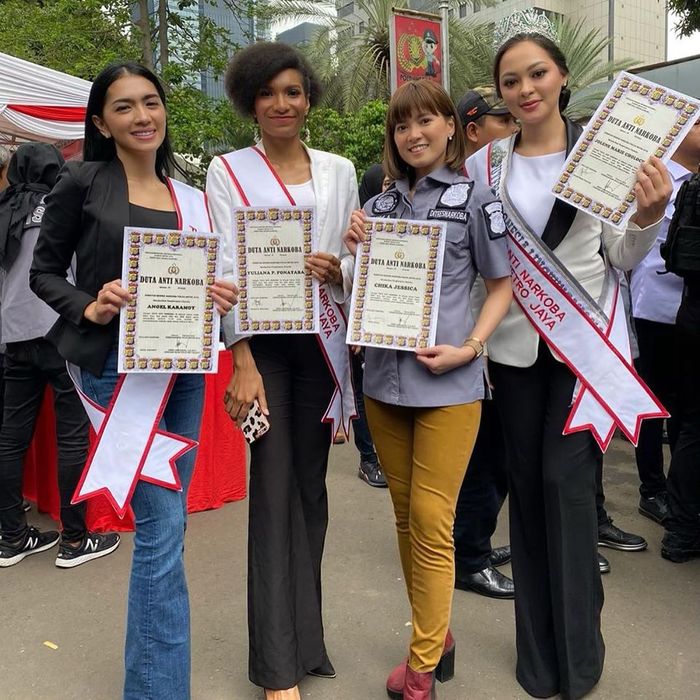 Angel Karamoy tampak mengenakan blazer warna hitam yang dipadukan dengan dalaman warna hitam