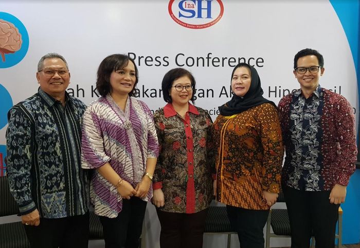 (Kiri ke kanan) dr. Tunggul D. Situmorang, Sp.PD-KGH - (Ketua Umum InaSH), Host, dr. Amanda Tiksnadi, Sp.S (K) - (Pengurus InaSH), dr. Ekawati Dani Yulianti, Sp.S - (Ketua Panitia 14th Scientific Meeting of InaSH 2020), dan dr. BRM. Aryo Soeryo, Sp.JP (K), FIHA.