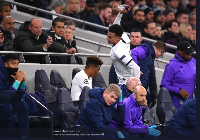 Gelandang Tottenham Hotspur, Dele Alli, melempar botol setelah diganti dalam pertandingan Liga Champions kontra RB Leipzig.