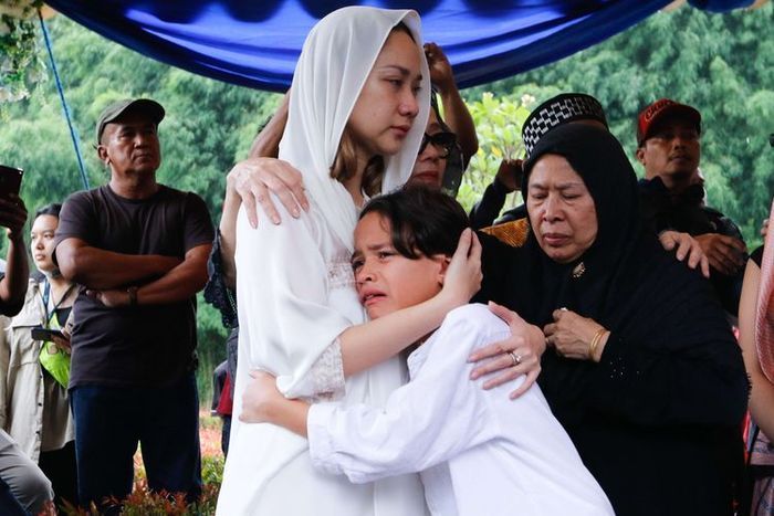 Penyanyi Bunga Citra Lestari (BCL) dan anaknya Noah saat pemakaman Ashraf Sinclair di San Diego Hills, Karawang, Selasa (18/2/2020).