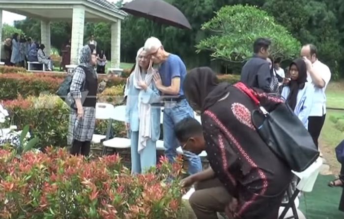 BCL menangis dipeluk mertua