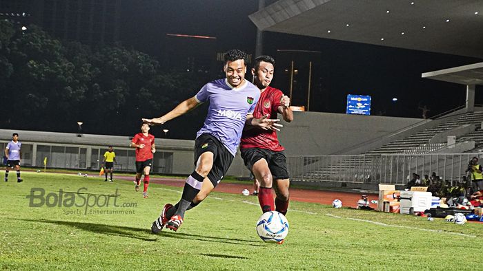 Duel Hamka Hamzah dan Osvalod Haay dalam uji coba timnas Indonesia vs Persita Tangerang di Stadion Madya, Senayan, Jumat (21/2/2020).