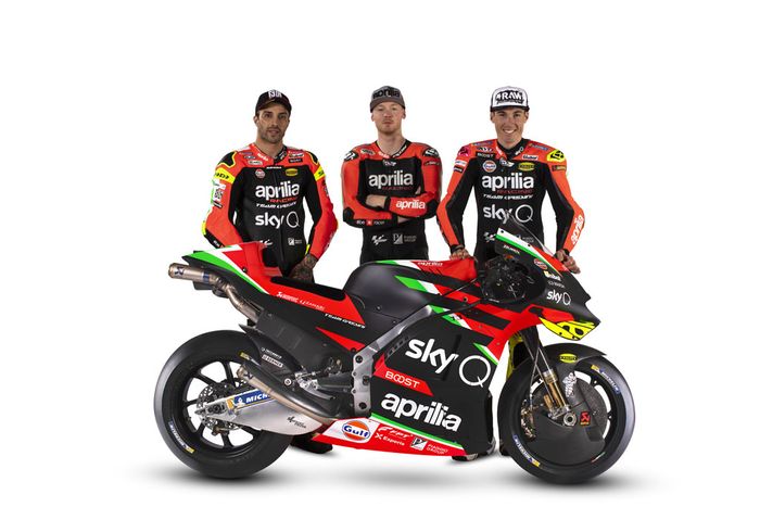 Dari kiri: Andrea Iannone, Bradley Smith (test rider), dan Aleix Espargaro, menjadi anggota skuad tim  Aprilia Gresini pada MotoGP 2020.