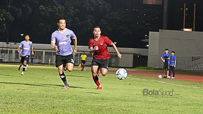 Duel Hamka Hamzah dan Osvalod Haay dalam uji coba timnas Indonesia vs Persita Tangerang di Stadion Madya, Senayan, Jumat (21/2/2020).