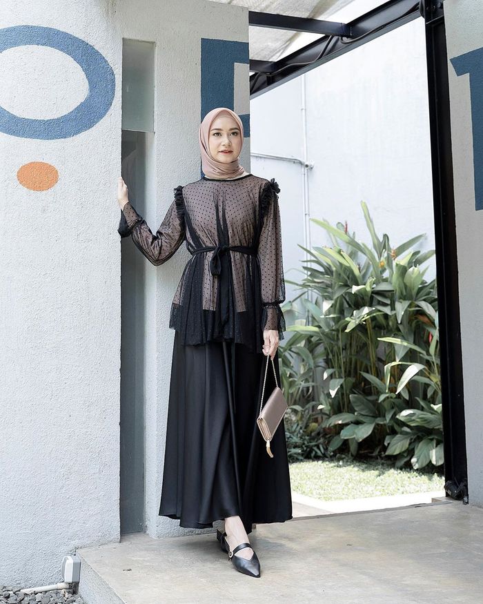 5 Ide Outfit Hijab Buat Kondangan di Musim Hujan. Glamor Tapi Enggak