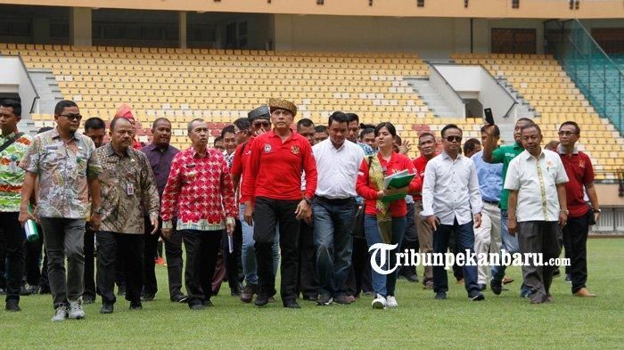 Ketua Umum dan Sekjen PSSI Mochamad Irawan serta Ratu Tisha Destria saat meninjau Stadion Utama Riau, Kamis (13/2/2020). 