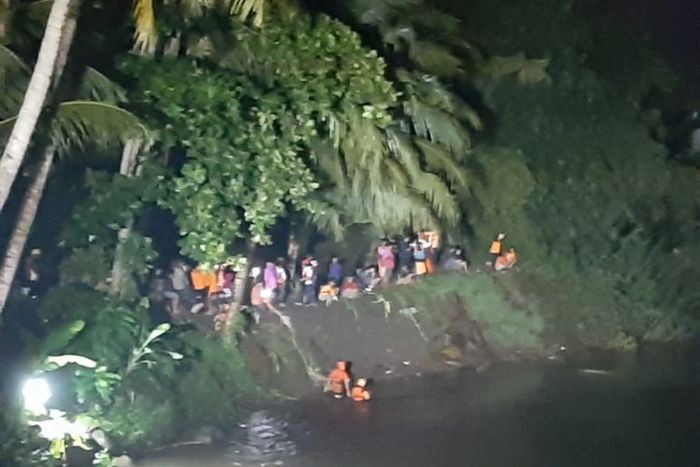 Tim SAR lakukan penyisiran guna mencari siswa yang terbawa arus saat sususr sungai Kali Sempor