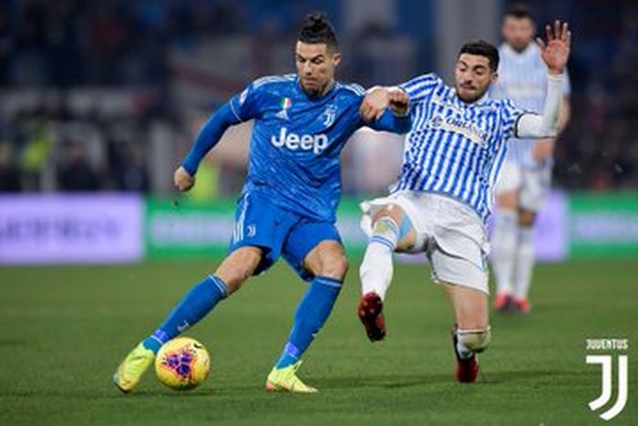 Megabintang Juventus, Cristiano Ronaldo (kiri), beraksi dalam laga Liga Italia kontra SPAL di Stadion Paolo Mazza, Sabtu (22/2/2020).