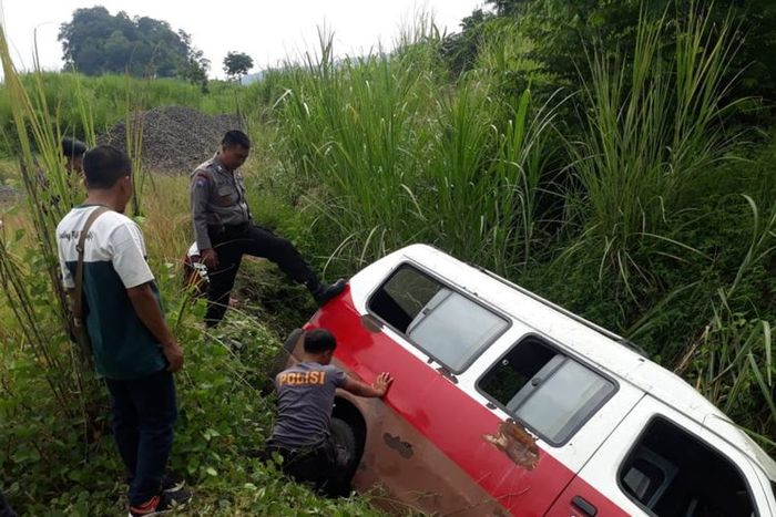 Mobil angkot yang digunakan untuk memerkosa mahasiswi Unpad terperosok ke jurang di wilayah Cisitu, Sumedang, Sabtu (22/2/2020). DOK. Polres Sumedang(