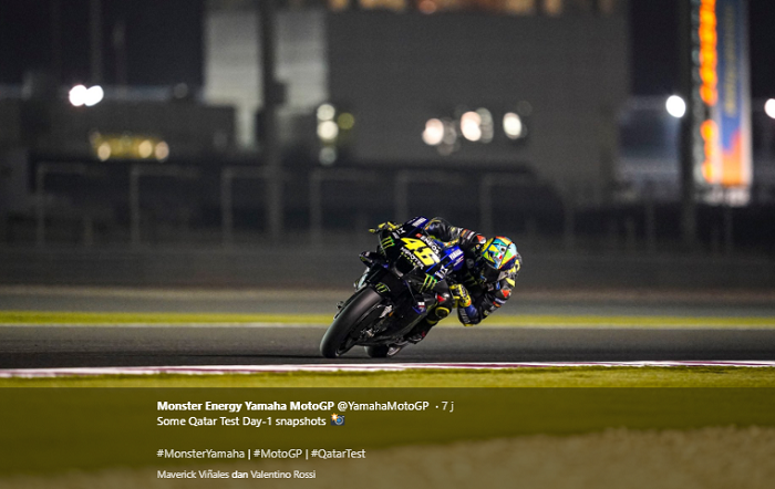 Pembalap Monster Energy Yamaha, Valentino Rossi, saat beraksi di hari pertama tes di Sirkuit Losail, Doha, Sabtu (22/2/2020). 