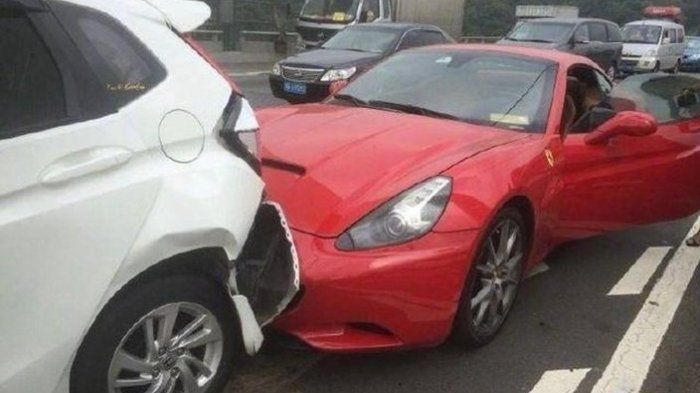 Mobil Ferrari merah tabrak mobil honda putih di depannya