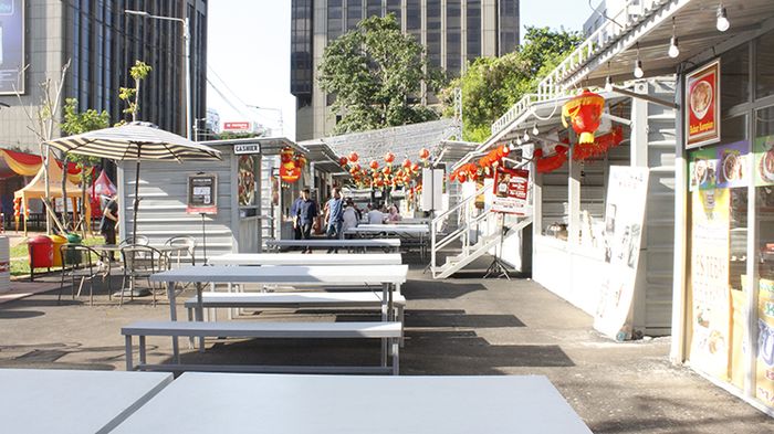 There are 54 food tenants atThamrin 10 Food and Creative Park , selling an array of food and beverages.