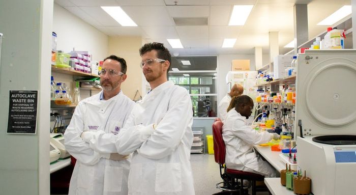 Keith Chappell (kedua dari kiri) dan rekannya di laboratorium Universitas Queensland untuk pengembangan vaksin virus corona.