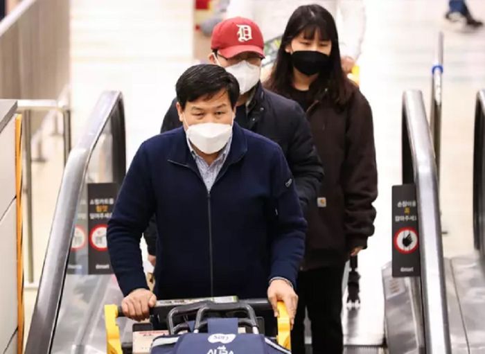 Ribuan Orang Korea Selatan Antri Untuk Masker Wajah