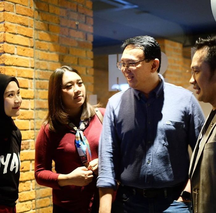 Gaya Puput Nastiti Devi dampingi Ahok di premier film Bumi Manusia