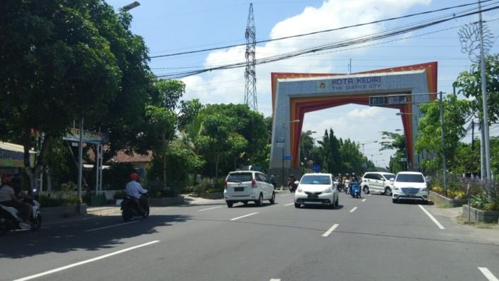 Sejumlah kendaraan melintas di salah satu ruas jalan utama yang menjadi batas Kota dan Kabupaten Kediri, Jawa Timur, akhir Januari 2020.  