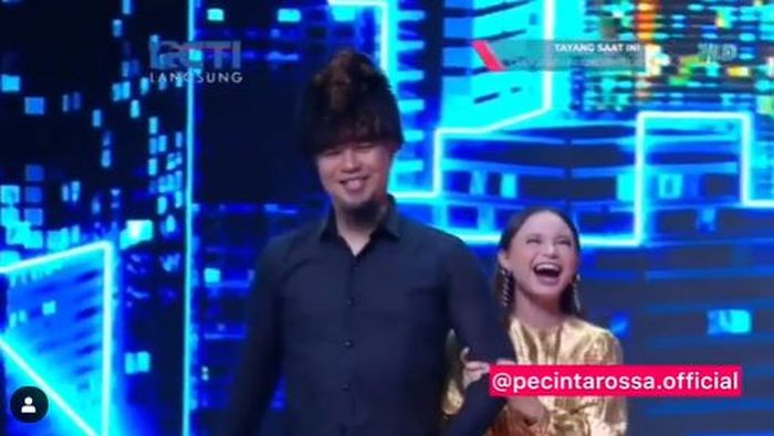 Rosa menggandeng Ahmad Dhani saat memasuki panggung Indonesian Idol