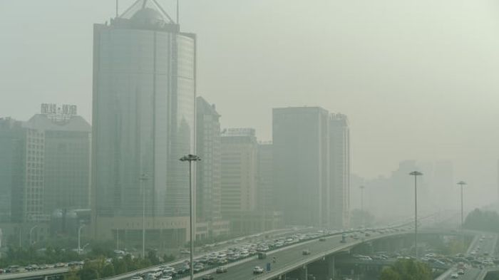 Gedung perkantoran di tengah kabut tebal di kawasan bisnis Beijing