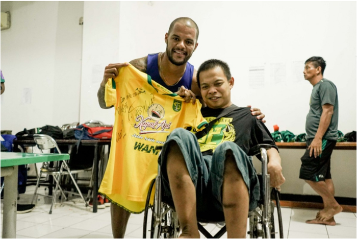 Didik Kurniawan (kanan) mendapatkan jersey dari David Da Silva saat bertemu di sesi latihan Persebaya, kemarin (24/2)